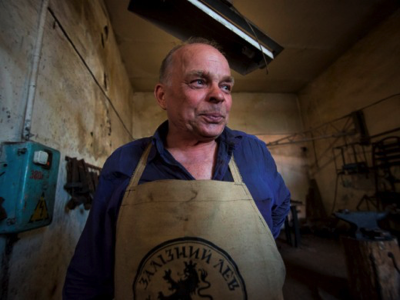 71 year-old Pavlo, blacksmith from Lugansk, opened his workshop in the Kharkiv region. Photo: UNDP Ukraine