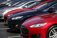 A row of Tesla Model S sedans are seen outside the company's headquarters in Palo Alto, California April 30, 2015.  Photo: Reuters / Elijah Nouvelage 