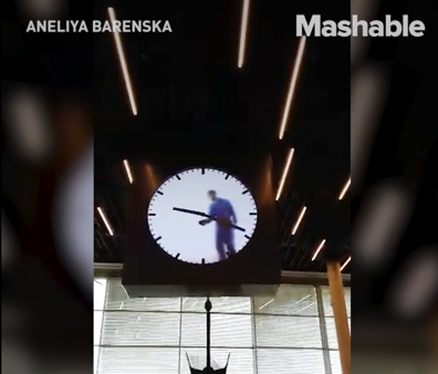The hands of this giant clock are drawn in real time by what seems to be a human painter
